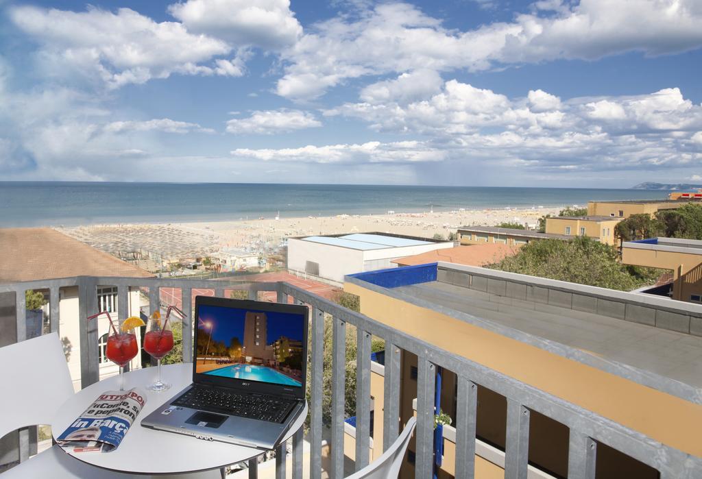 Hotel Jumbo Rimini Buitenkant foto