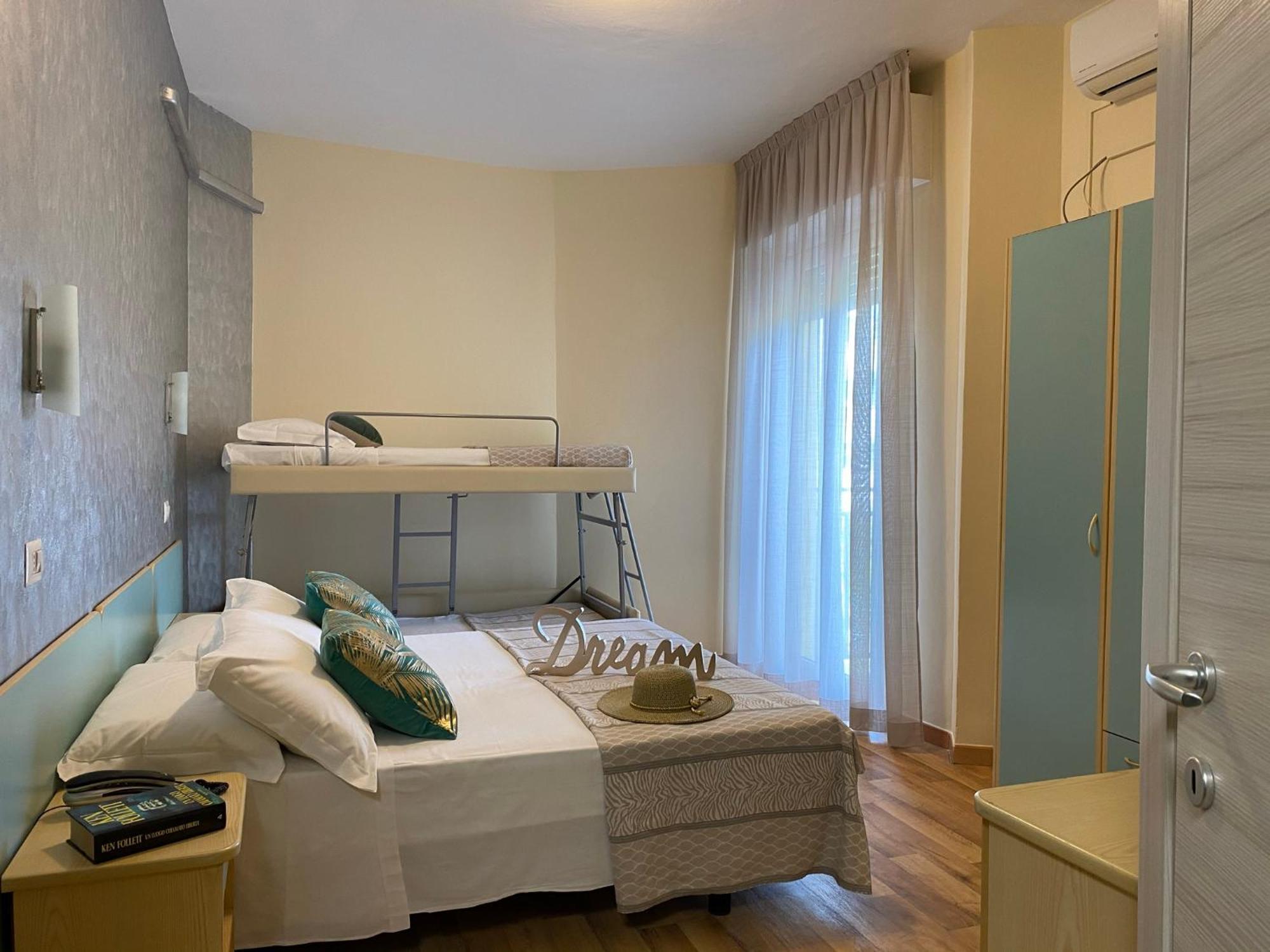 Hotel Jumbo Rimini Buitenkant foto
