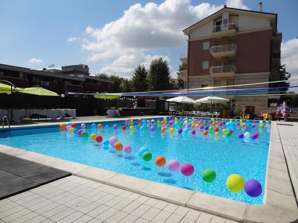 Hotel Jumbo Rimini Buitenkant foto