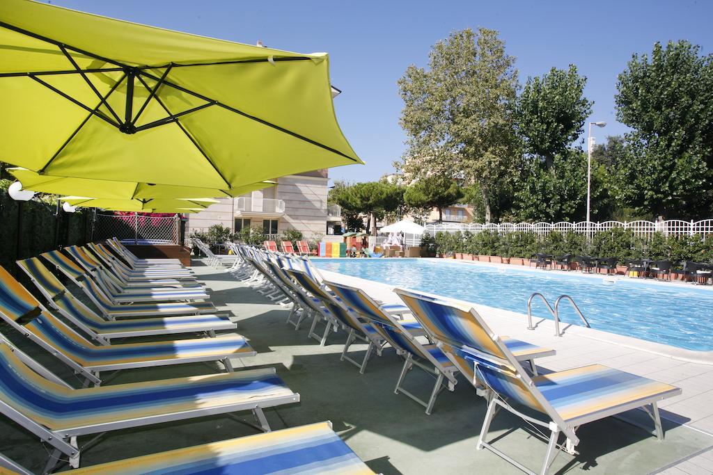 Hotel Jumbo Rimini Buitenkant foto