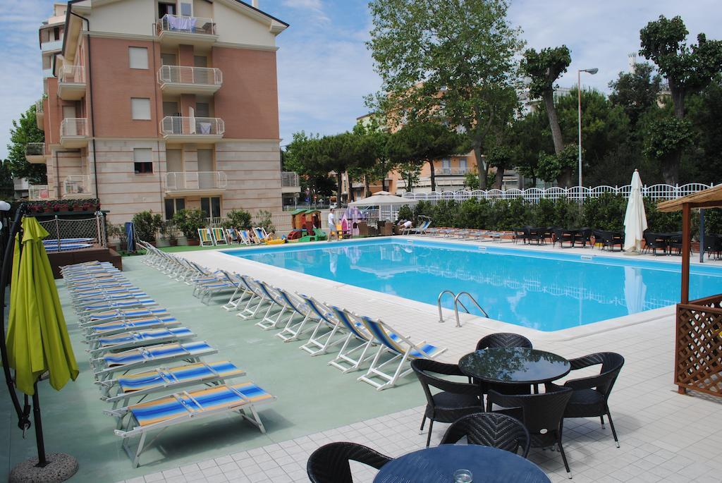 Hotel Jumbo Rimini Buitenkant foto