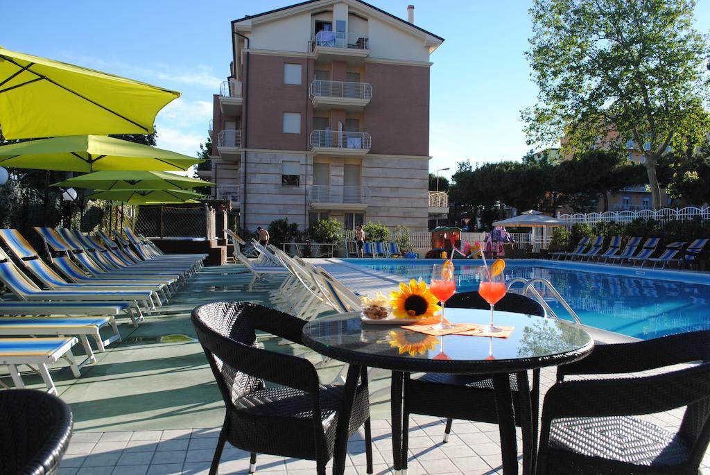 Hotel Jumbo Rimini Buitenkant foto